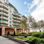 Central 2 Bed With Large Terrace