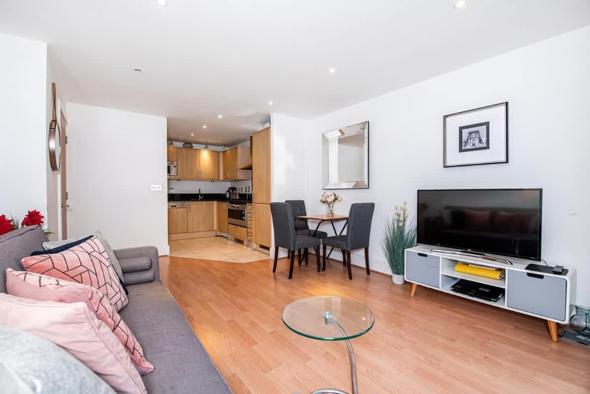 2 Bed With Large Terrace Apartment London