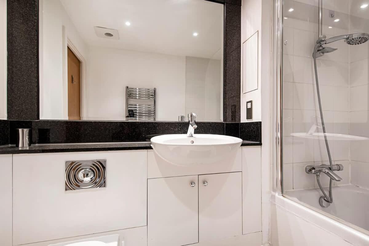 2 Bed With Large Terrace * London